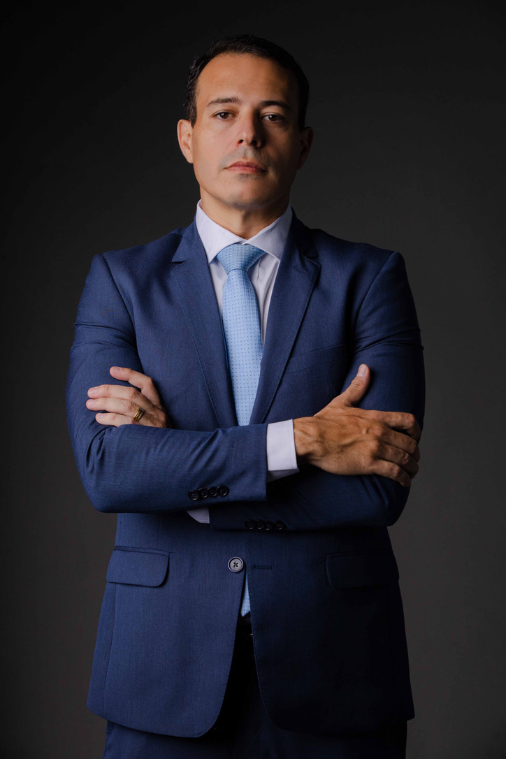 Retrato de Thiago Rabelo de terno azul