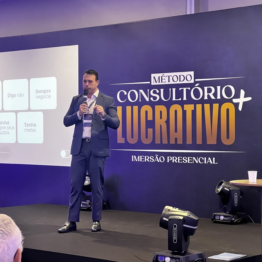 Thiago Rabelo apresentando conteúdo na imersão Método Consultório Mais Lucrativo