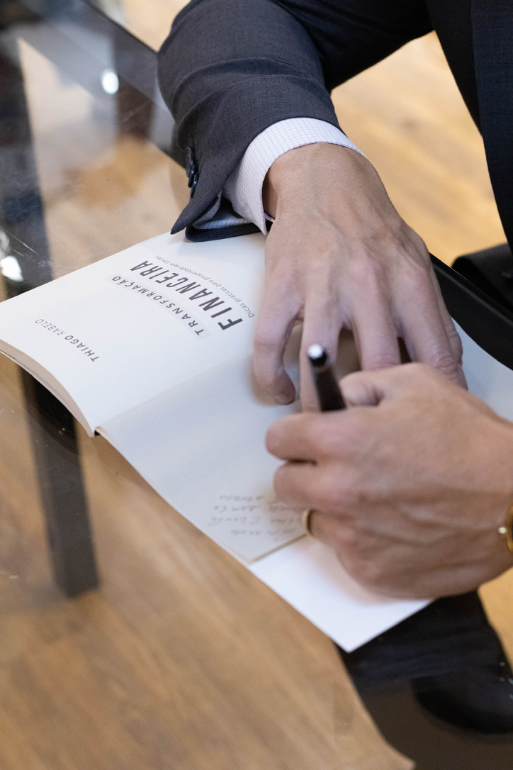 Thiago Rabelo autografando um exemplar de seu livro